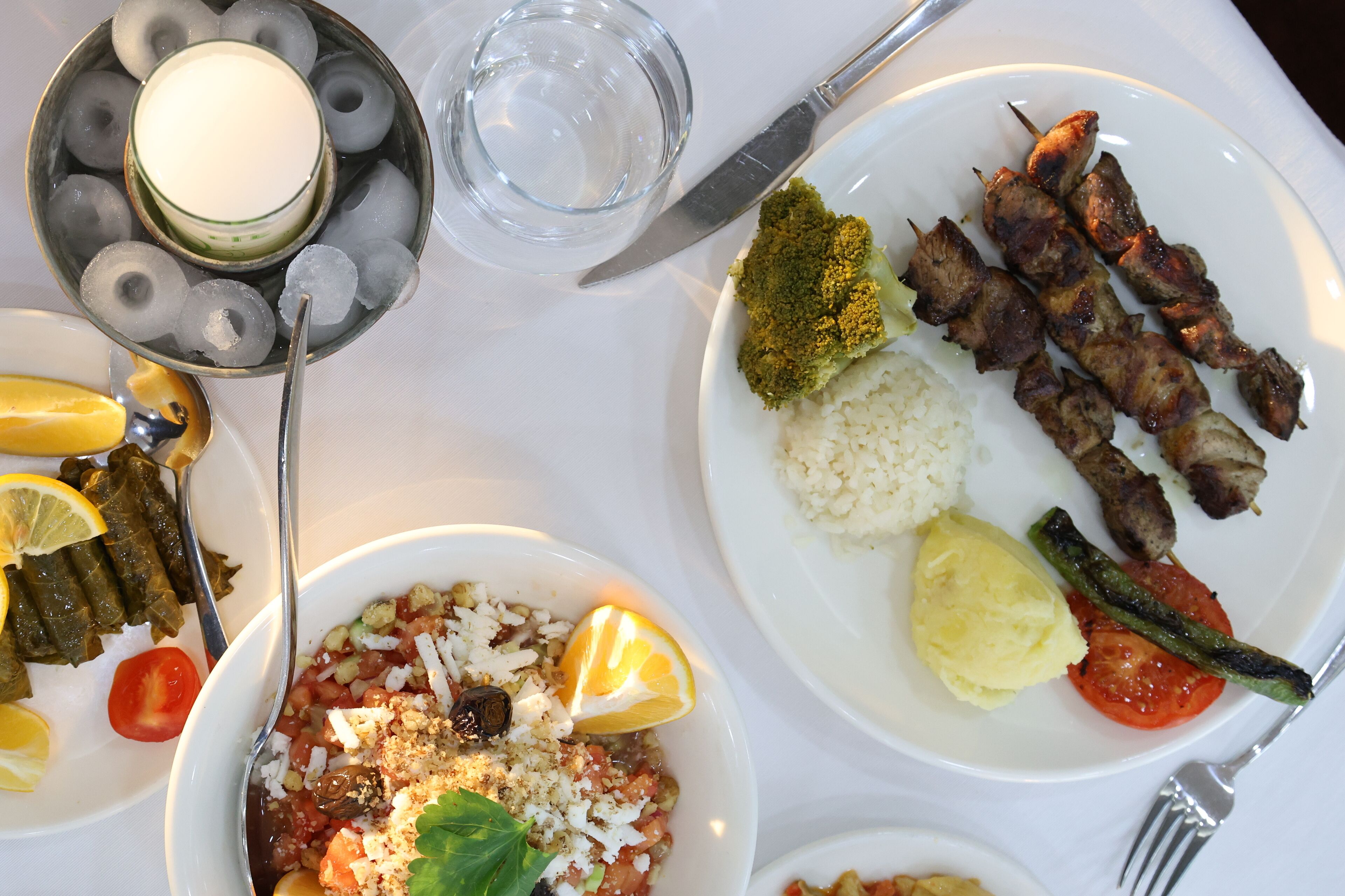 2 restaurants, breakfast, lunch, dinner served; international cuisine