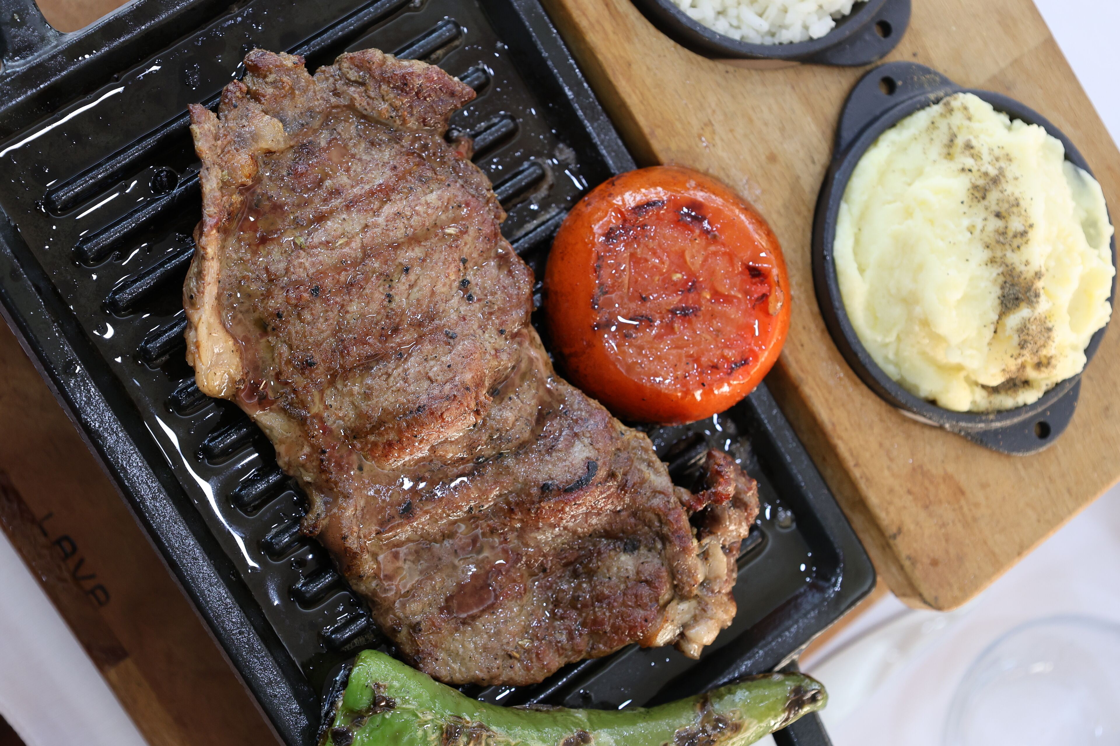 2 restaurants, breakfast, lunch, dinner served; international cuisine