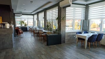 2 restaurants, breakfast, lunch, dinner served; international cuisine