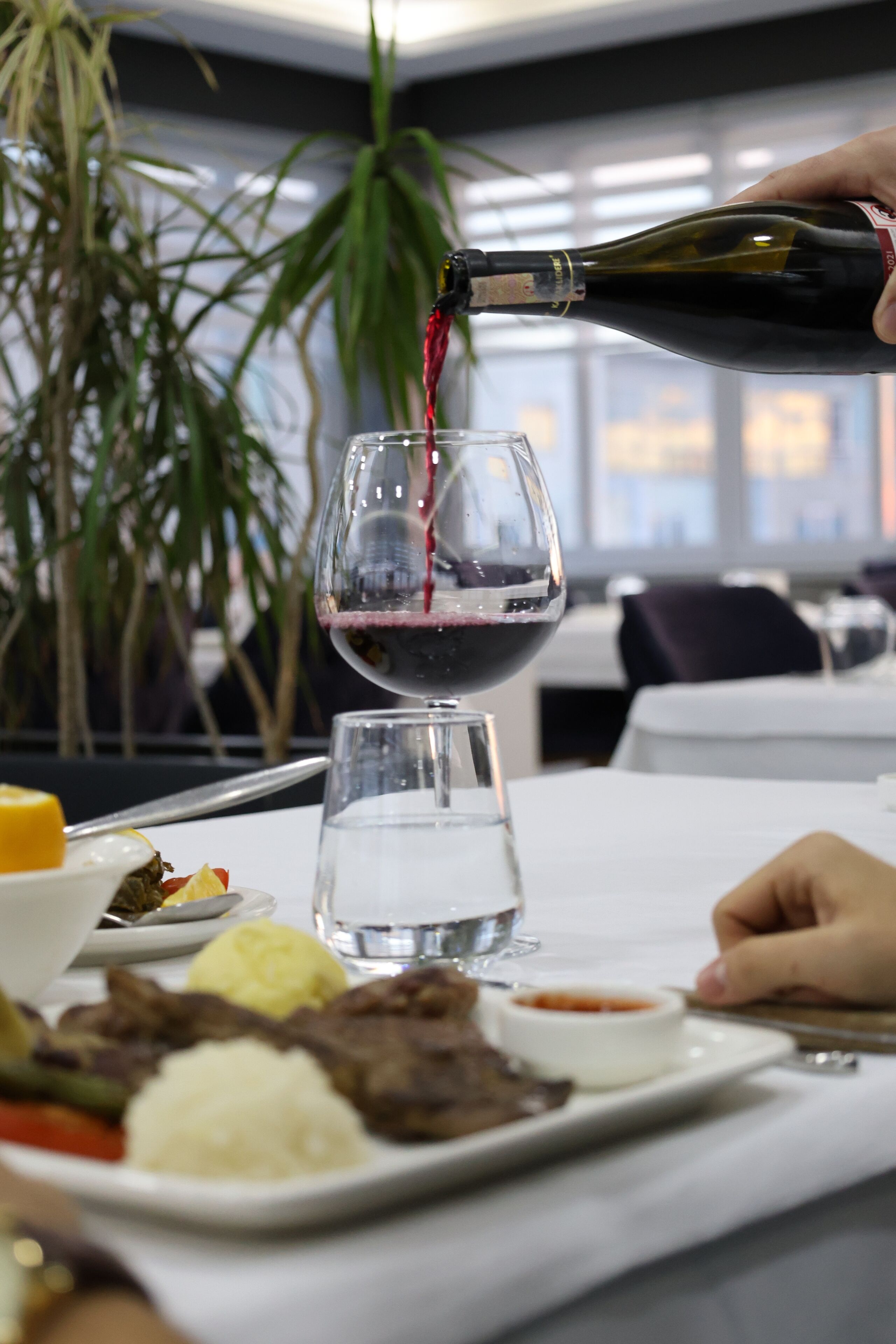 2 restaurants, breakfast, lunch, dinner served; international cuisine