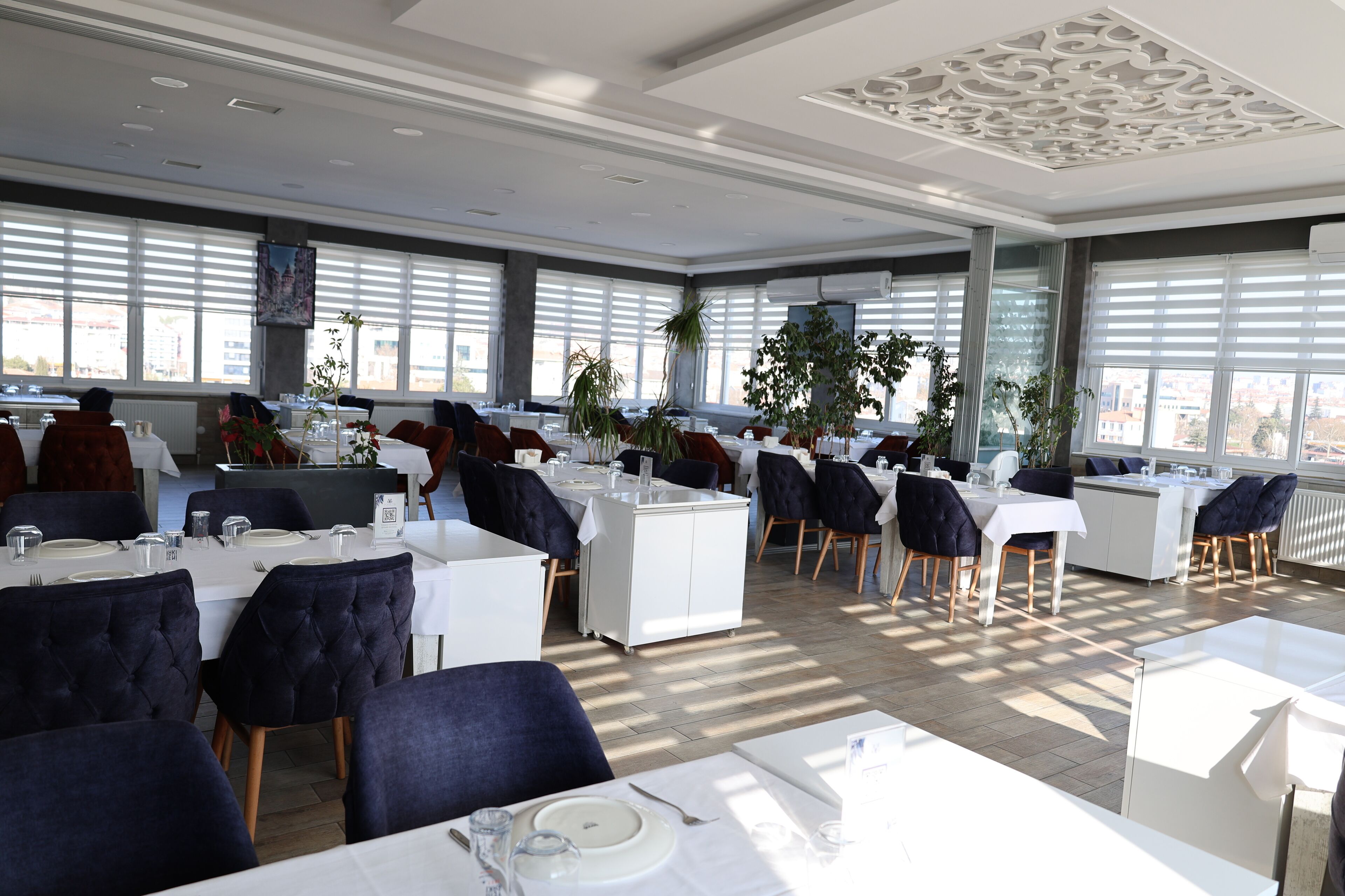 2 restaurants, breakfast, lunch, dinner served; international cuisine