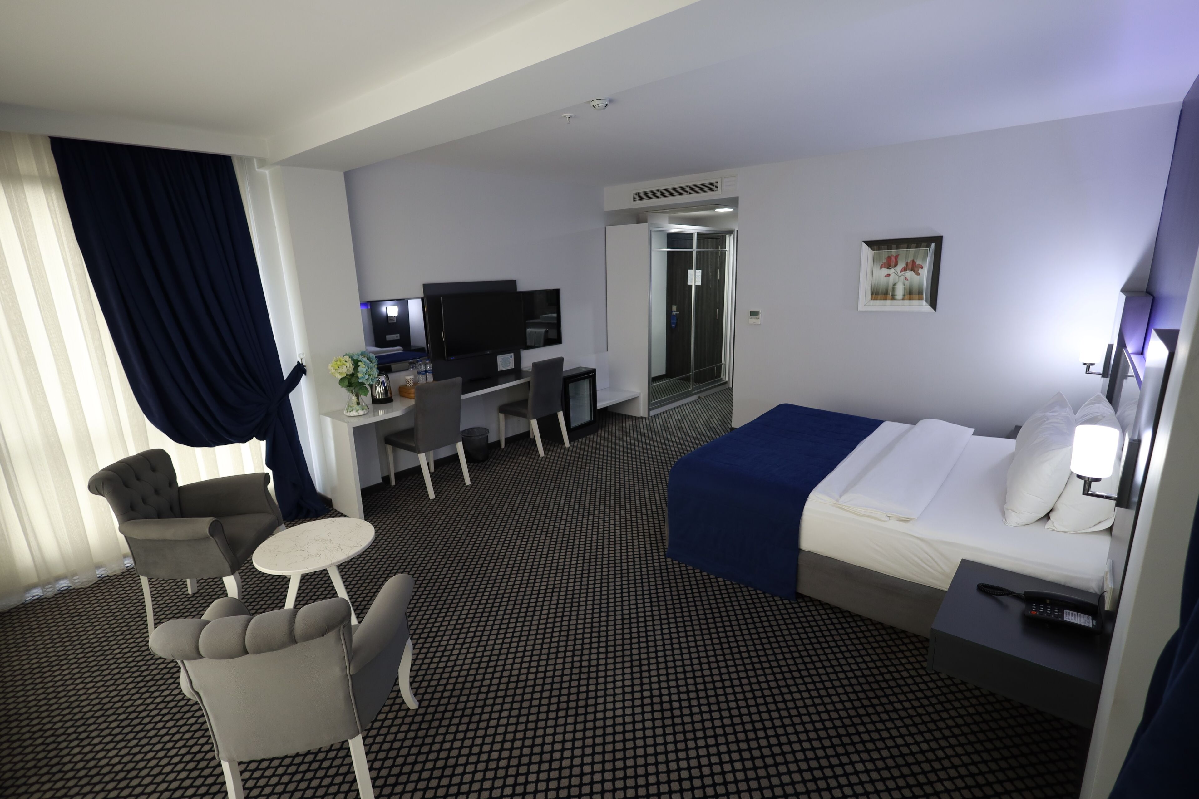 deluxe room | 1 bedroom, minibar, in-room safe, desk