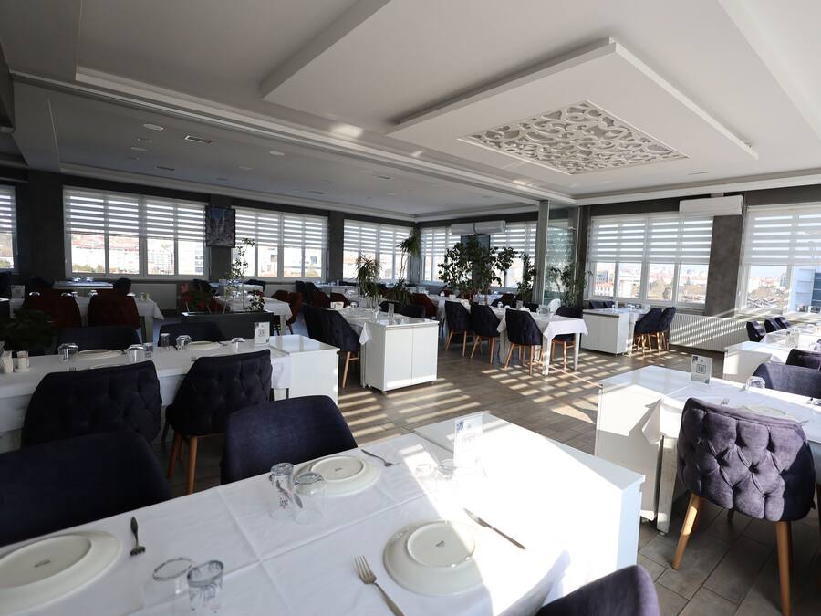 2 restaurants, breakfast, lunch, dinner served; international cuisine