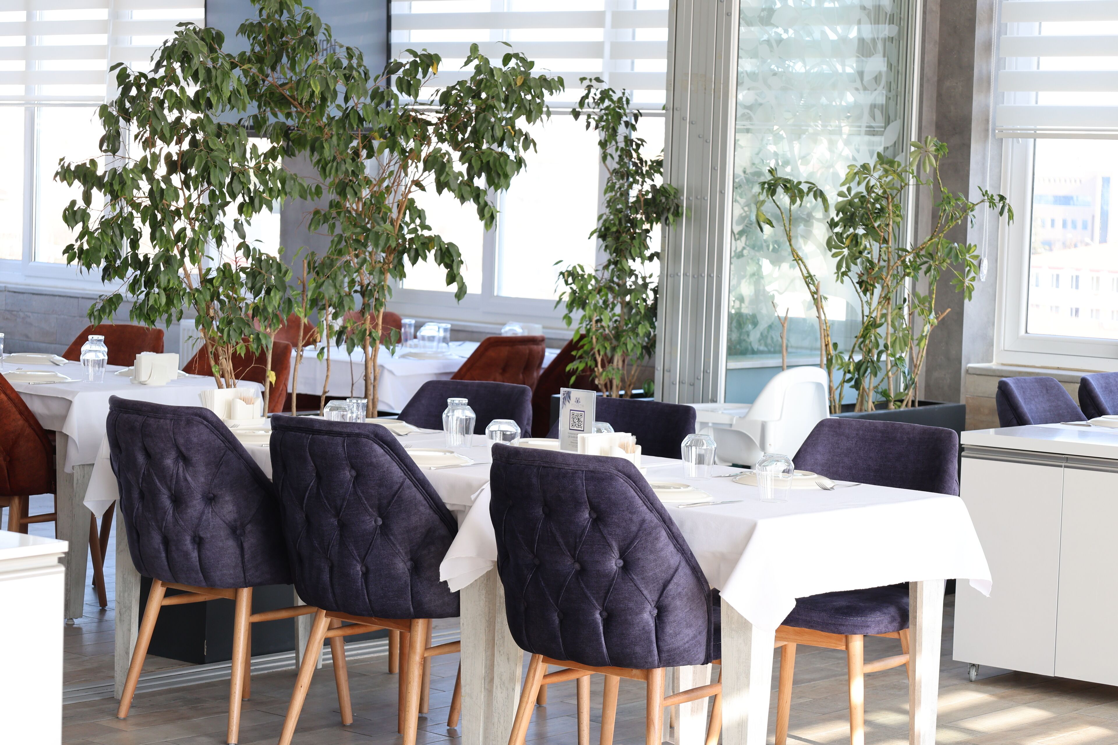 2 restaurants, breakfast, lunch, dinner served; international cuisine