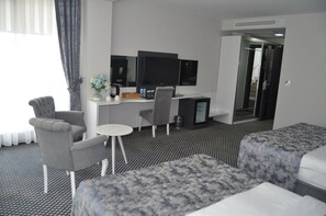 Chambre Deluxe | Minibar, coffres-forts dans les chambres, bureau