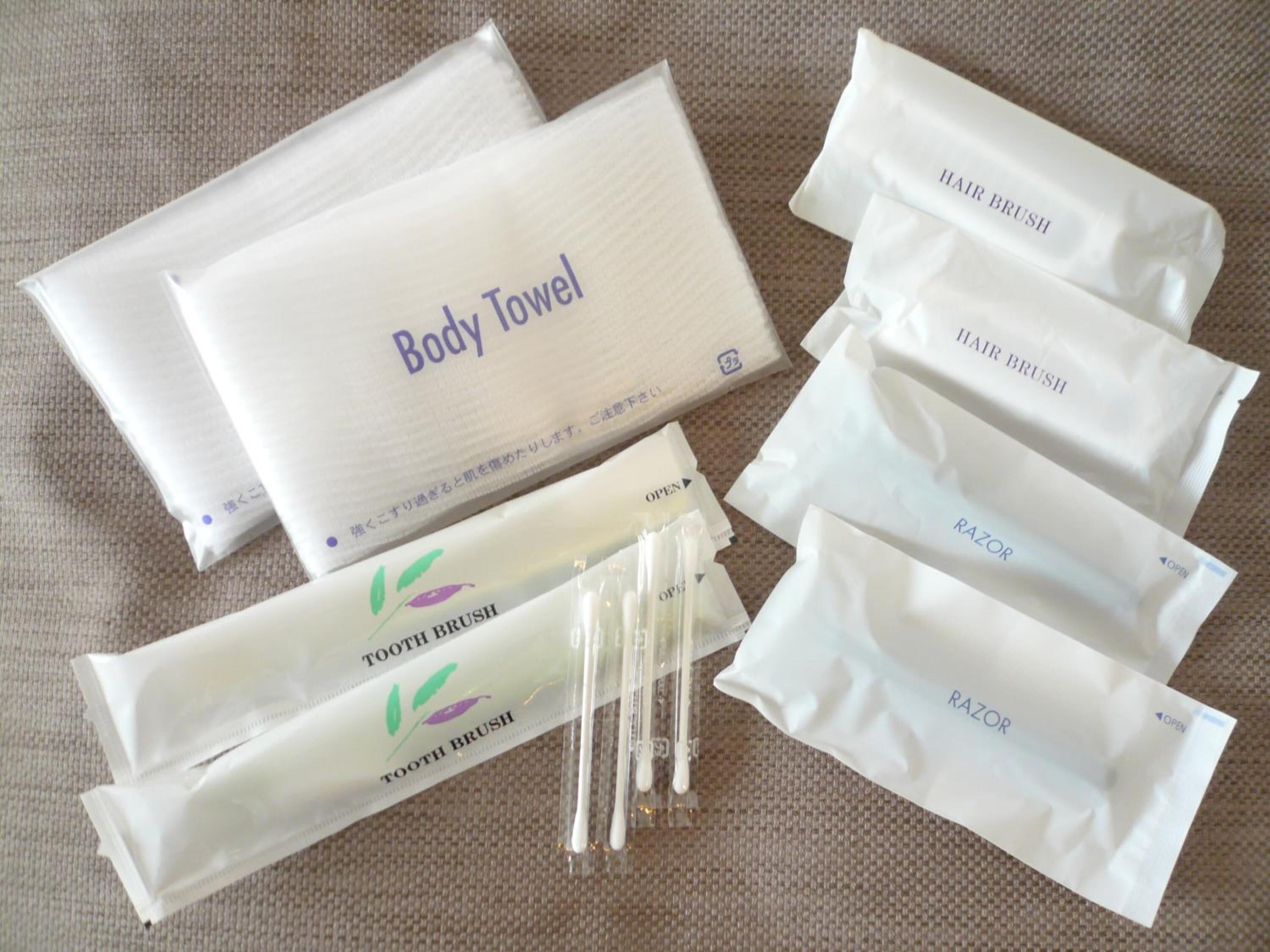 combined shower/bathtub, free toiletries, hair dryer, slippers