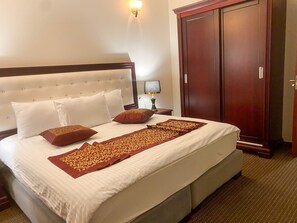 Hochwertige Bettwaren, Minibar, Zimmersafe, Schreibtisch