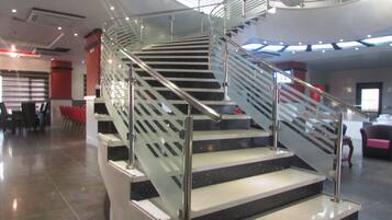 Bar-salon dans le hall