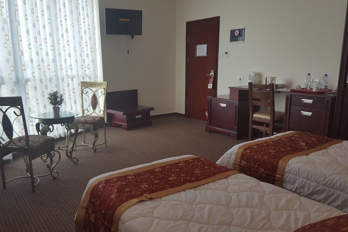 Ropa de cama de alta calidad, minibar, caja fuerte y escritorio