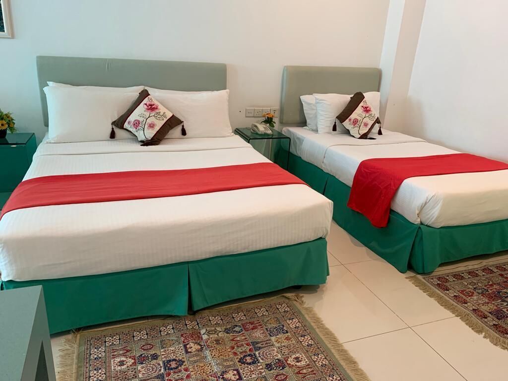 Studiosuite | Safe på rommet, skrivebord og strykejern/-brett