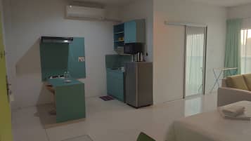 Studio Room - 1 Double Bed | In-room safe, desk, iron/ironing board, rollaway beds