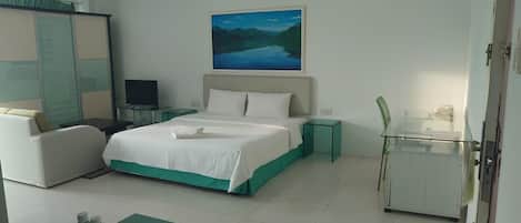 Studio Room - 1 Double Bed | In-room safe, desk, iron/ironing board, rollaway beds