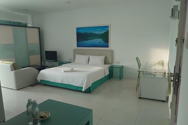 Studio Room - 1 Double Bed | In-room safe, desk, iron/ironing board, rollaway beds