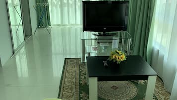Studio Room - 2 Single Beds | Living area | LCD TV
