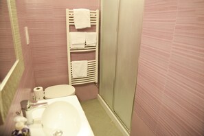 Douche, articles de toilette gratuits, sĂšche-cheveux, bidet