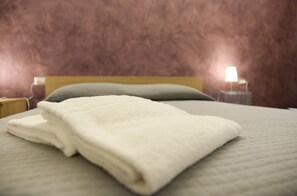 Bureau, lits bébé (en supplément), lits pliants/supplémentaires