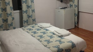 A bedroom with a bed, a TV mounted on the wall, and a wardrobe. - Öz Mert Hotel (Konyaalti)