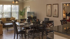 In-room dining - Louis's Bella Piazza Condo 3 Bedroom IPG Florida (Davenport)