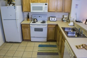 Microwave, coffee/tea maker - Neil's Windsor Hills Townhouse 3 Bedroom IPG Florida (Kissimmee)