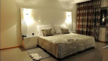 Apartamento luxo | Frigobar, cofres nos quartos, escrivaninha