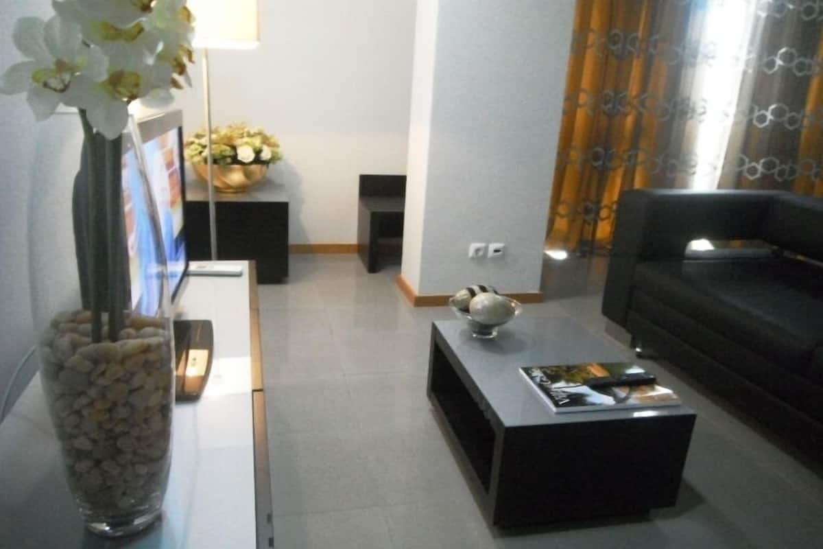 Apartamento superior | Zona de estar | Televisión de pantalla plana de 32 pulgadas con canales por cable