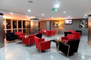 2 Bars/Lounges