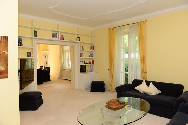 Villa Luxe, 5 chambres, vue parc | Coin séjour | Télévision à écran plat de 40 pouces avec chaînes numériques, télévision
