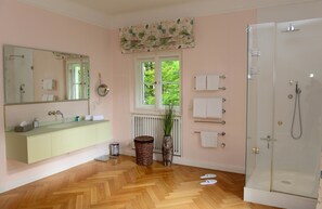 Luxe villa, 5 slaapkamers, uitzicht op park | Badkamer | Een haardroger, pantoffels, handdoeken, zeep
