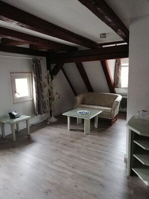 ห้องแฟมิลี่สวีท | บริเวณนั่งเล่น | ทีวีจอแบน