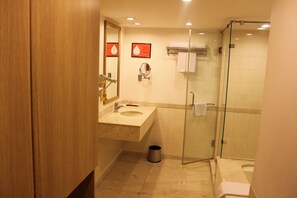Habitación empresarial, para no fumadores | Baño | Regadera, regadera tipo lluvia, secadora de cabello, toallas