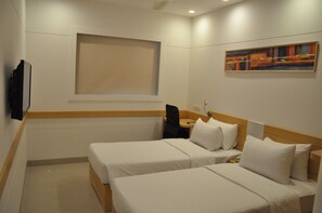 Habitación empresarial, para no fumadores | Ropa de cama de alta calidad y caja de seguridad en la habitación