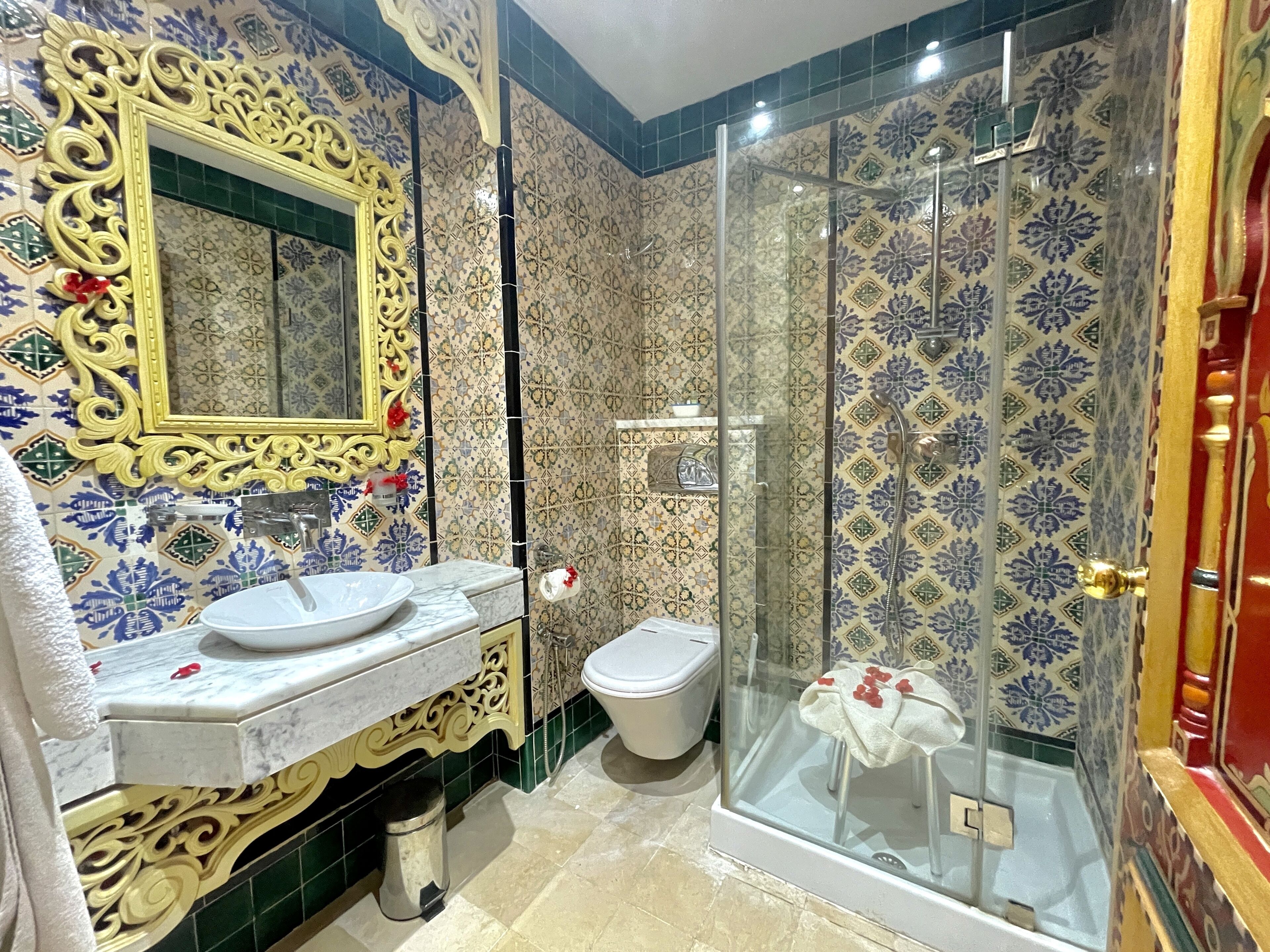 single room | bathroom | free toiletries, hair dryer, slippers, bidet