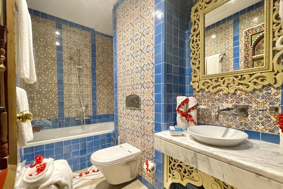 double room | bathroom | free toiletries, hair dryer, slippers, bidet