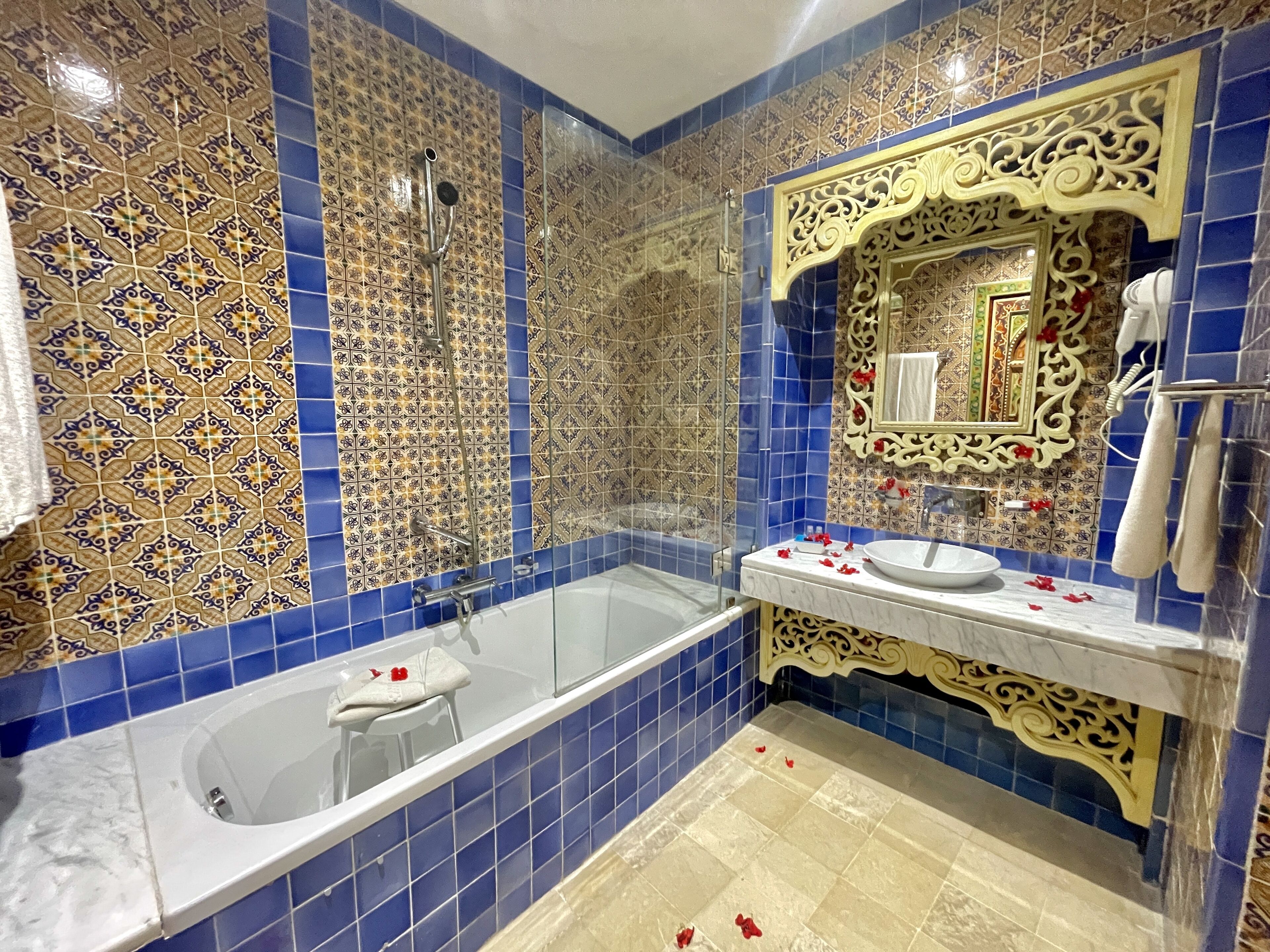 triple room | bathroom | free toiletries, hair dryer, slippers, bidet