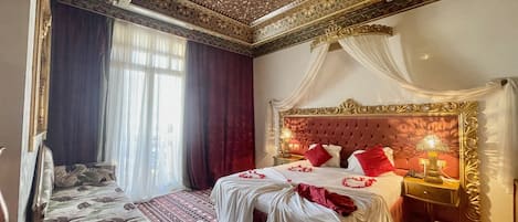 Suite Royal | 1 kamar tidur, minibar, brankas, dan tirai kedap cahaya