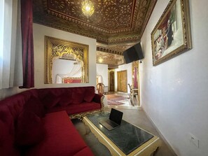 Suite – royal | Oppholdsområde | En 32-tommers Flatskjerm-TV med Parabol-TV samt TV