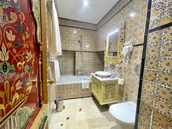 A bathroom with a bathtub, toilet, and sink. - Royal Victoria - Ex British Embassy (Tunis)