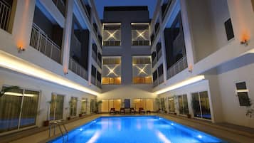 Una piscina techada, una piscina al aire libre