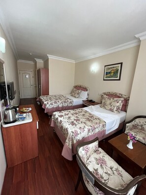 双人房或双床房 | 高档床上用品、迷你吧、客房内保险箱、办公桌