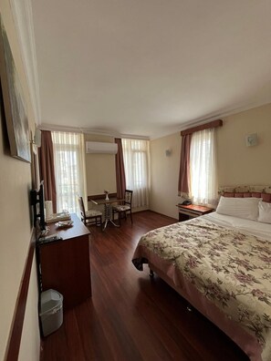 Einzelzimmer | Hochwertige Bettwaren, Minibar, Zimmersafe, Schreibtisch