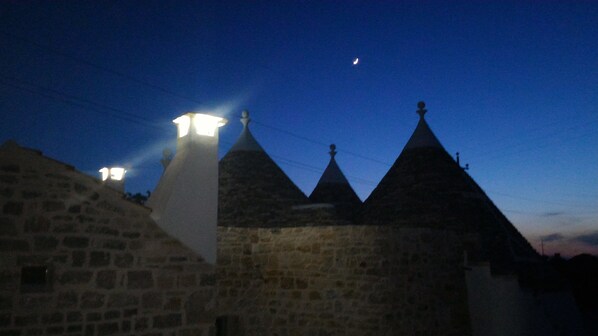 Vista frontal de la propiedad por la tarde o noche