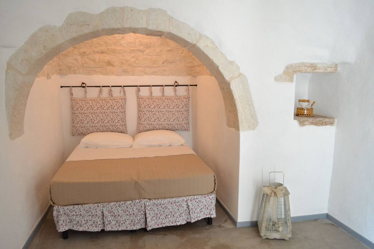 Minibar, desk, soundproofing, cots/infant beds
