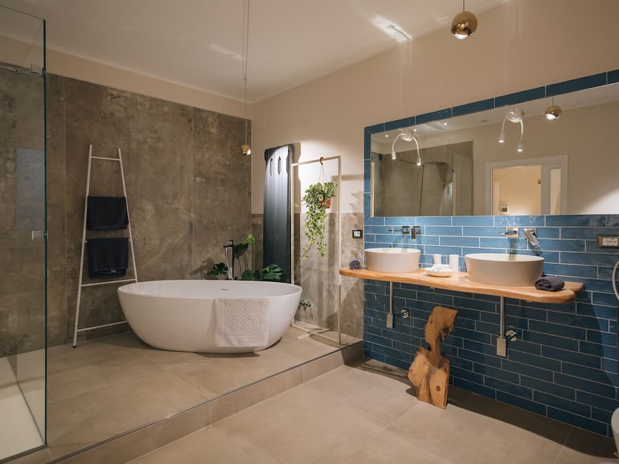 Habitación Deluxe doble | Baño | Artículos de higiene personal gratuitos, secador de pelo y toallas