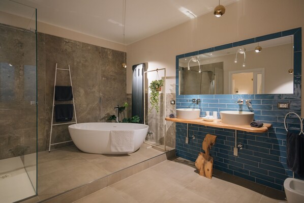 Kahden hengen deluxe-huone | Kylpyhuone | Ilmaiset hygieniatuotteet, hiustenkuivaaja, pyyhkeet, saippua