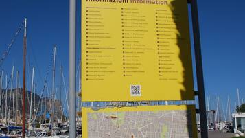 Un panneau indiquant les principales attractions et comportant une carte.