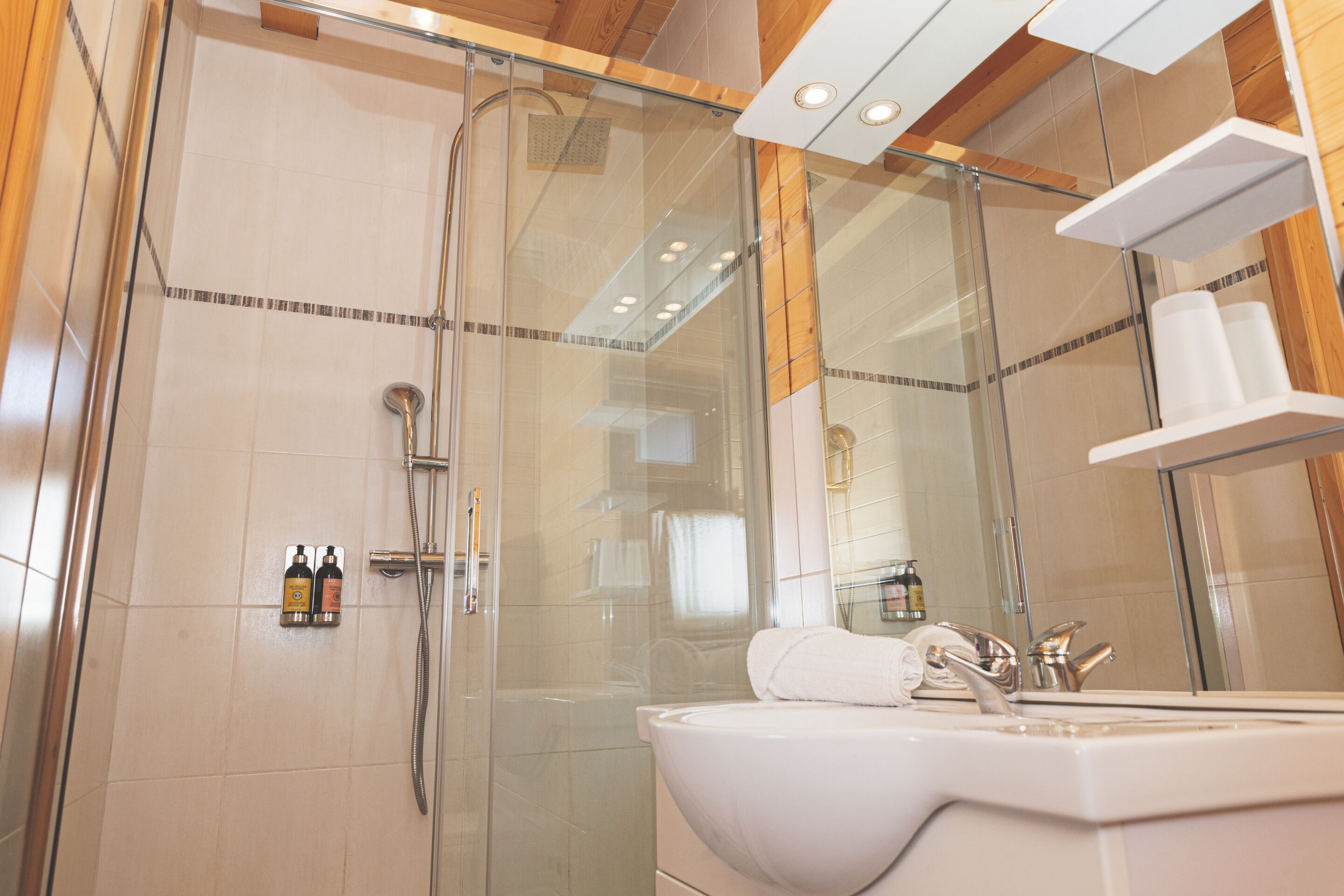 Suíte superior, acessível, suíte | Banheiro | Chuveiro, produtos de toalete grátis, secador de cabelo 