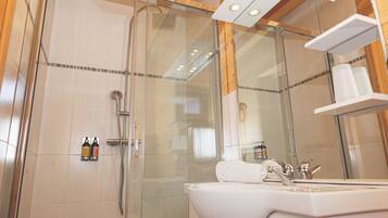 Superior suite, toegankelijk voor mindervaliden, en-suite badkamer | Badkamer | Een douche, gratis toiletartikelen, een haardroger, handdoeken