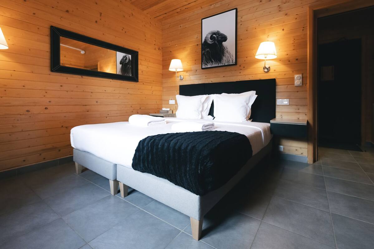 Premium bedding, desk, soundproofing, free WiFi