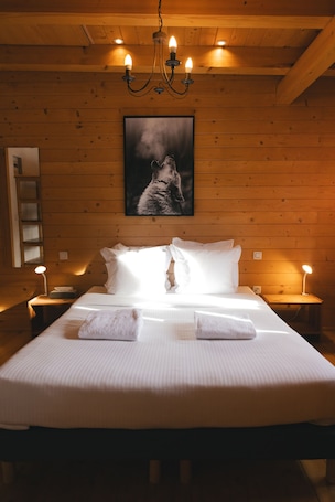 Ropa de cama de alta calidad, escritorio y sistema de insonorización