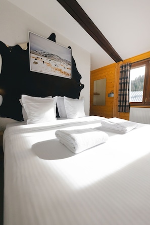 Room, Mountain View, Mountainside | Premium bedding, desk, soundproofing, free WiFi